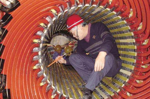 西安泰富西瑪電機(jī)吳高治、劉長(zhǎng)安、張衛(wèi)華榮獲西安市勞動(dòng)模范榮譽(yù)稱號(hào)。