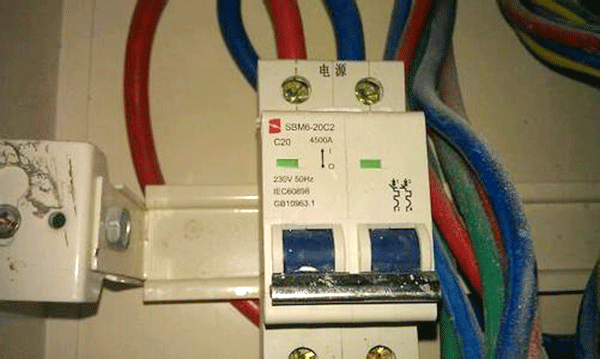 漏電保護(hù)裝置是造成西安西瑪電機(jī)頻繁燒毀的原因。