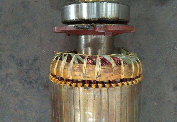 西安電機廠技術員關于高壓電機端部捆扎的重要性分析。